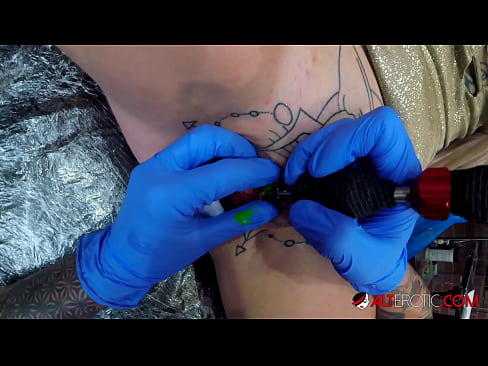 ❤️ Extrem tattooed Hottie Sully Savage krut en Tattoo op hirem Klitoris ❤ Fucking Video op lb.it-com.top